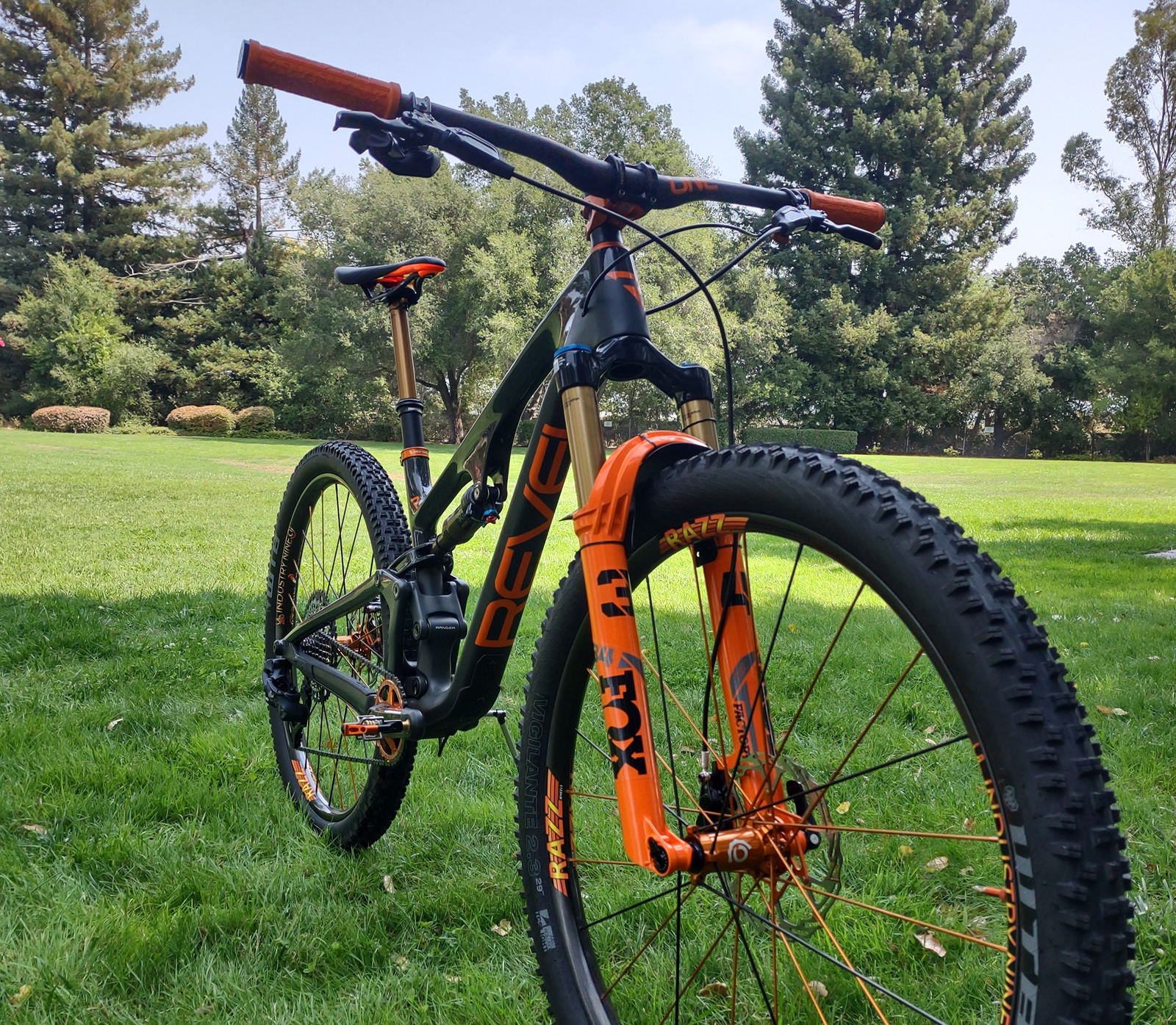 Custom Revel Ranger bike build completed in Santa Rosa, CA by RAZZ Wheels.